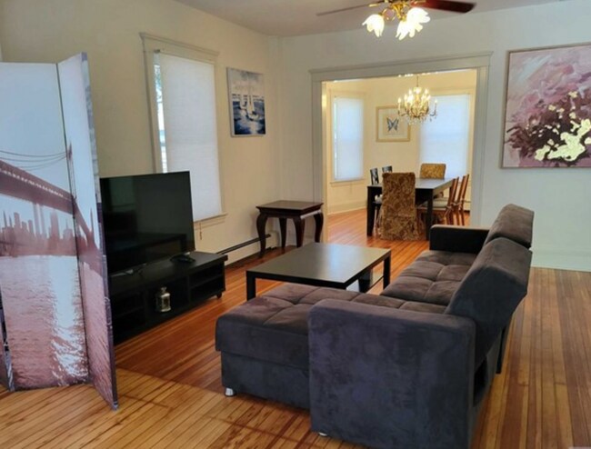 Living to dining rm - 27 Garden Plz