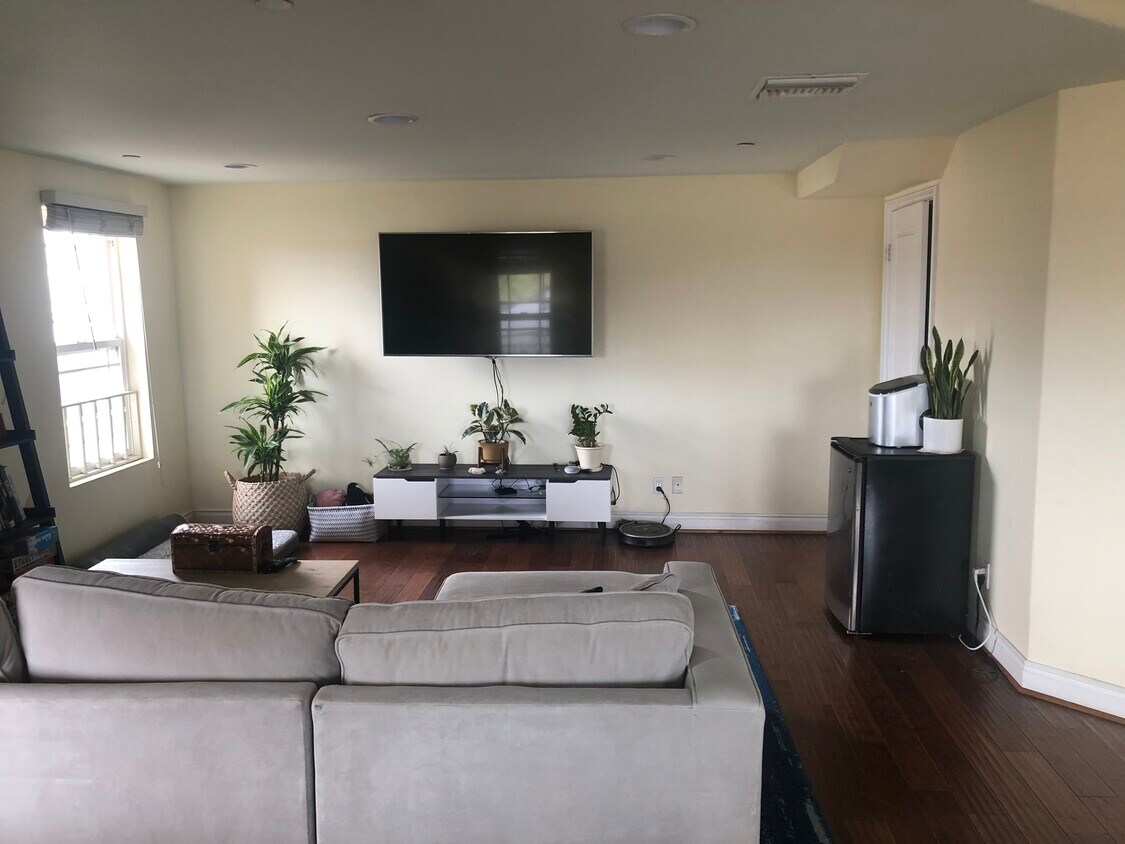 Living Room - 929 S St Andrews Pl