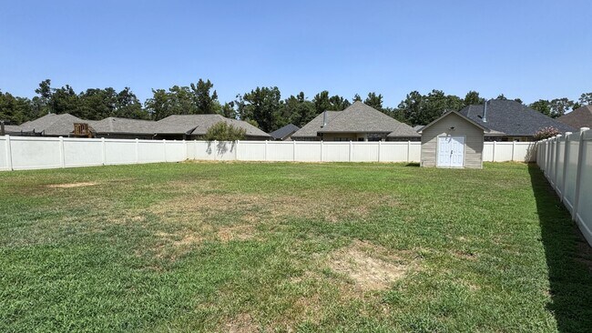 Foto del edificio - 111 Old Outpost Rd