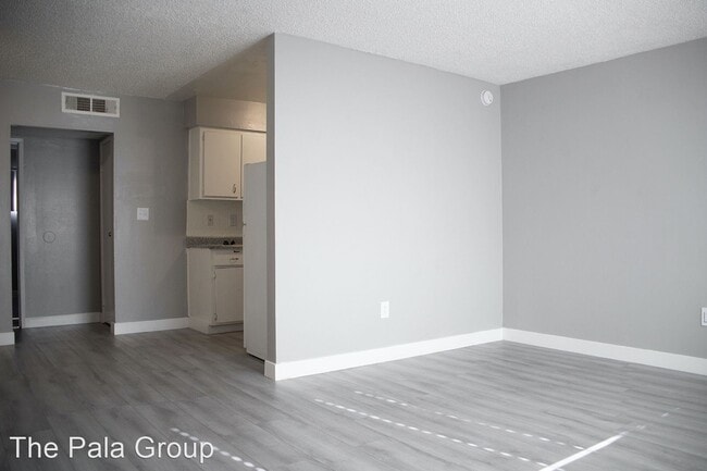 Building Photo - 1075 E Desert Inn Rd