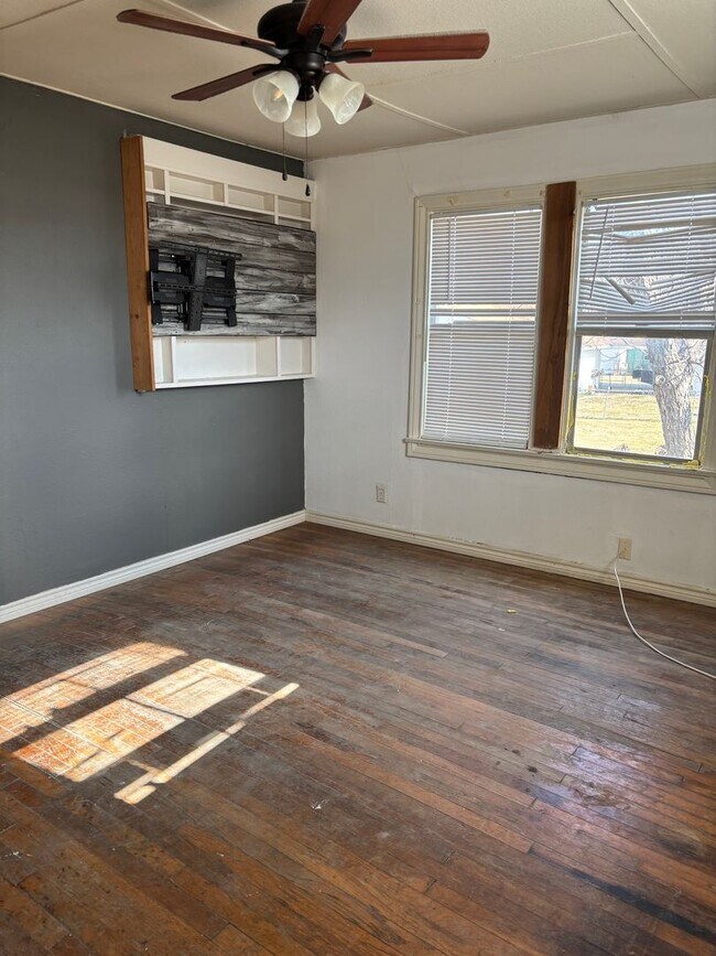 Building Photo - 1101 Holly Vista St