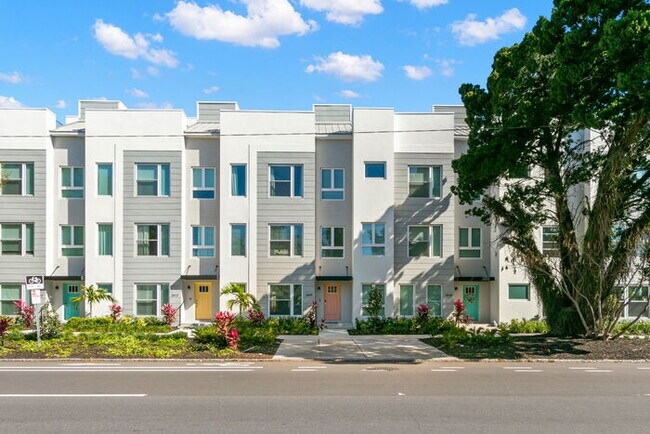Building Photo - Beautiful LUXURY Townhome For Rent in St P...