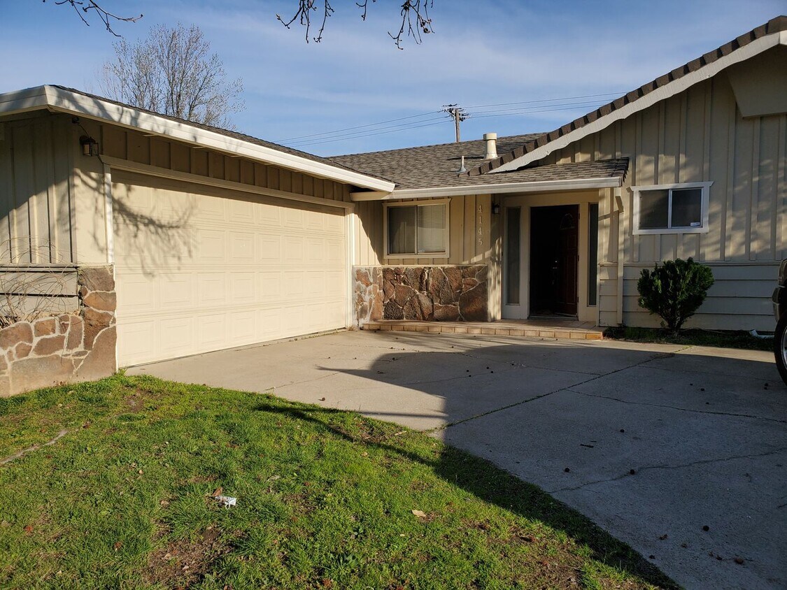 Foto principal - Spacious Home in Mary Lake Subdivision