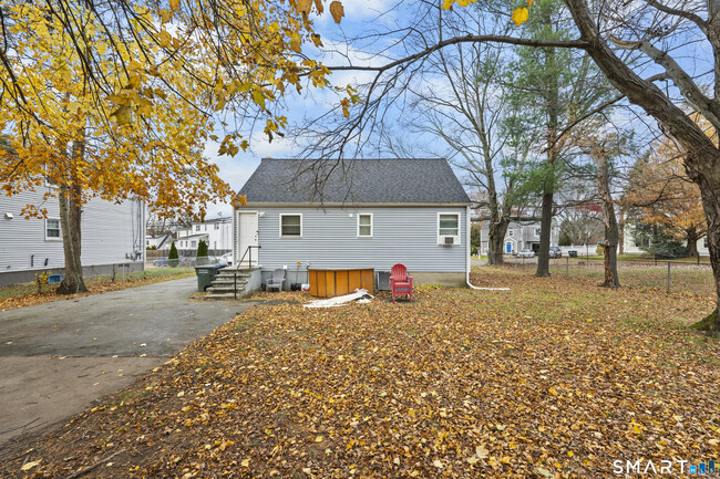 Building Photo - 5 Clover Hill Ave