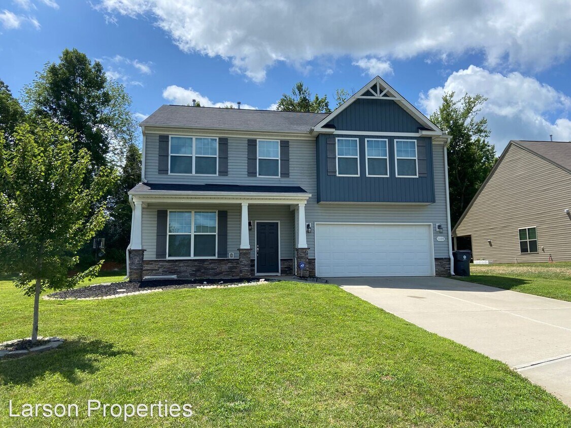 5 br, 2.5 bath House 2499 Longshadow Drive House Rental in Graham