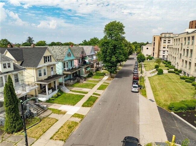 Foto del edificio - 67 Hughes Ave