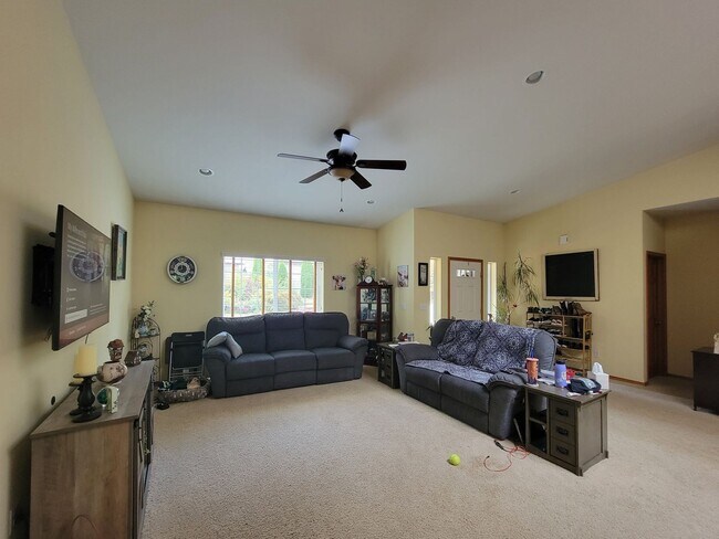 Foto del edificio - Charming and spacious 3 bed home in secluded location, 10 minutes to freeways