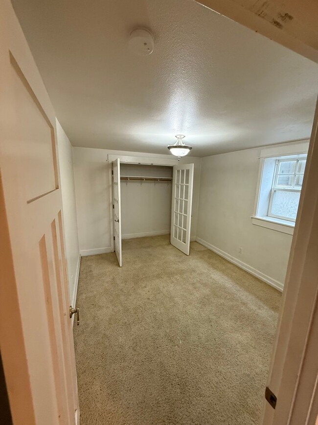 Building Photo - Queen Anne/Seattle 2bd 1bath duplex Unit f...