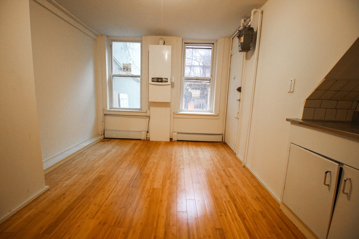 Primary Photo - 173 Montrose Ave