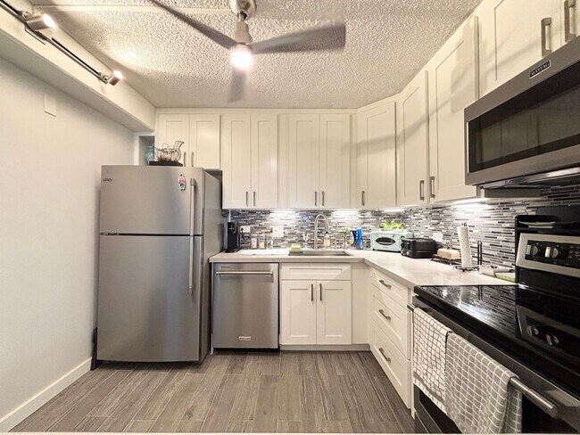 Foto del edificio - Refined Island Living at Wailana at Waikiki – Fully Furnished Corner Condo