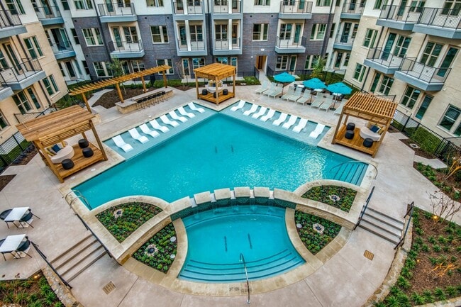 Pool - Luxia Gallery House