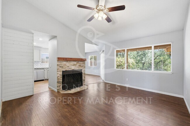 Foto del edificio - Charming and thoughtfully upgraded 3-bedroom, 2-bathroom single-level