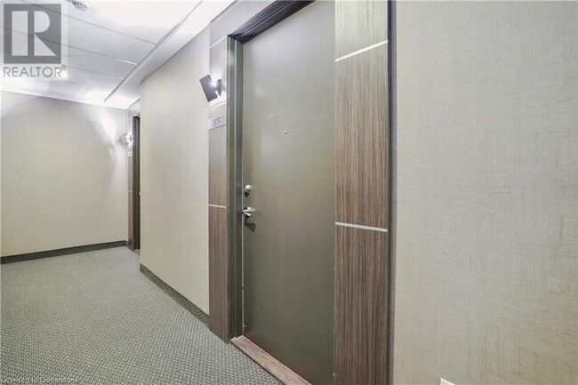 Building Photo - 550 N Service Rd