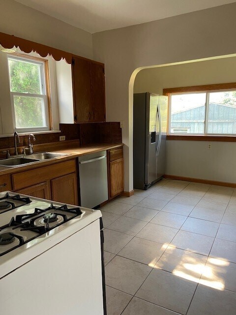 Building Photo - 492 E Wilbeth Rd