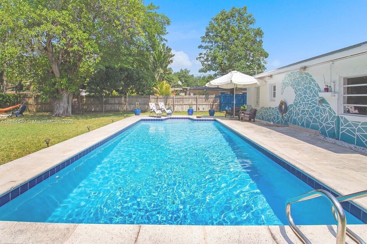 Foto principal - 827 NE 140th St