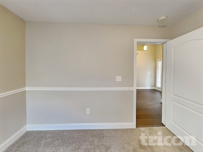 Building Photo - 621 Savannah Dr