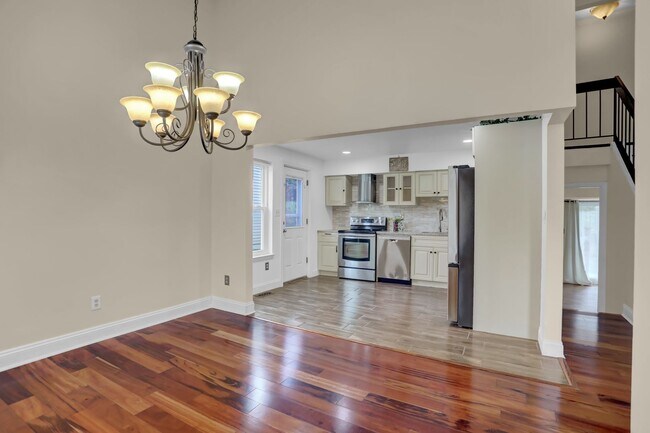 Foto del edificio - Charming Home with Modern Upgrades and Out...