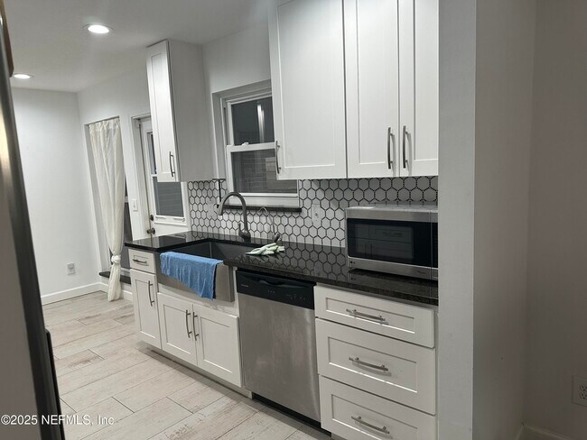 Foto del edificio - 7335 Floral Ridge Dr