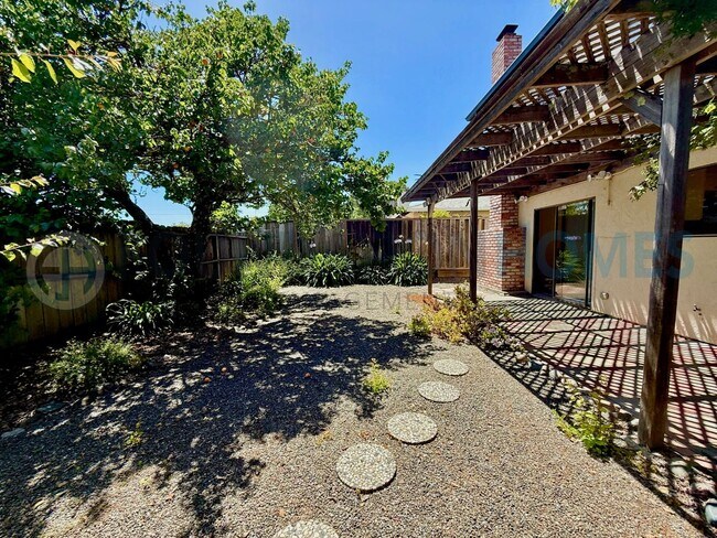 Foto del edificio - Renovated San Marin Townhouse | loft, A/C & 2-Car Garage - FOUNDATION