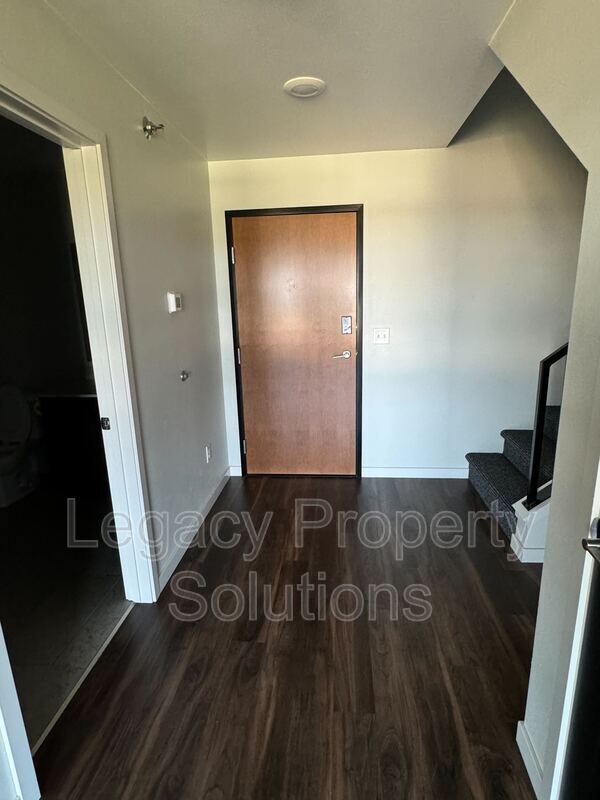 Building Photo - 208 E Greenfield Ln