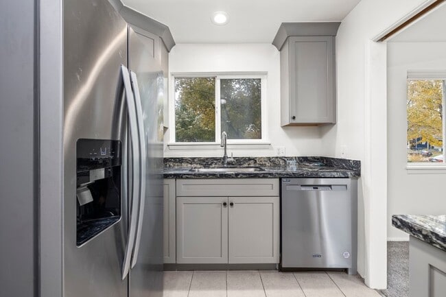 Building Photo - 627 S 500 E