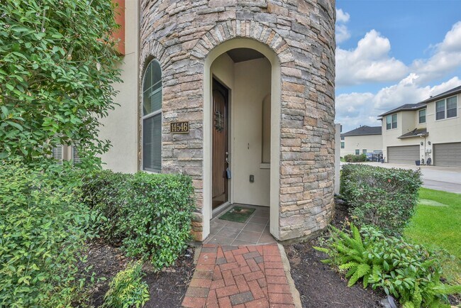 Building Photo - 14546 San Pietro Dr