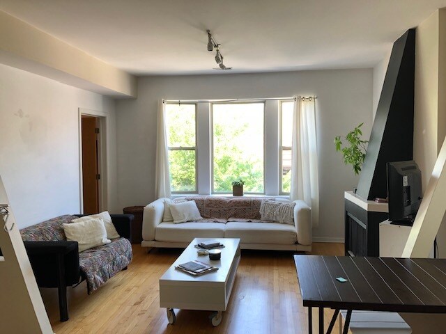 Lovely Open Living Room - 1935 W Division St