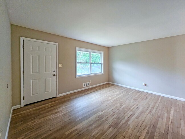 Foto del edificio - Spacious 4 Bedroom Home Near University Av...