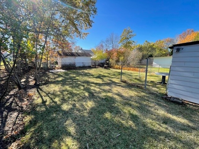 Building Photo - Renovated 2 bedroom home with large yard!