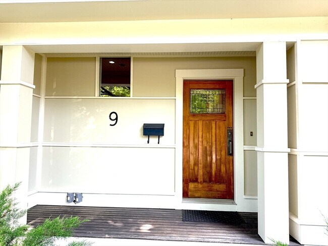 Building Photo - 9 Sunny Knoll Terrace