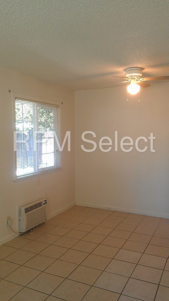 Foto del edificio - 609 Travis Blvd