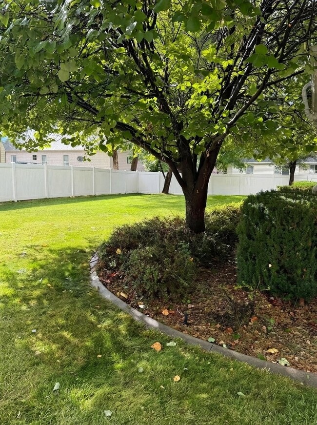 Building Photo - 571 E 300 N