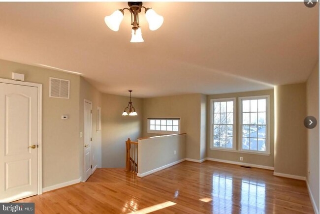 Building Photo - 111 Maximillian Ct SW