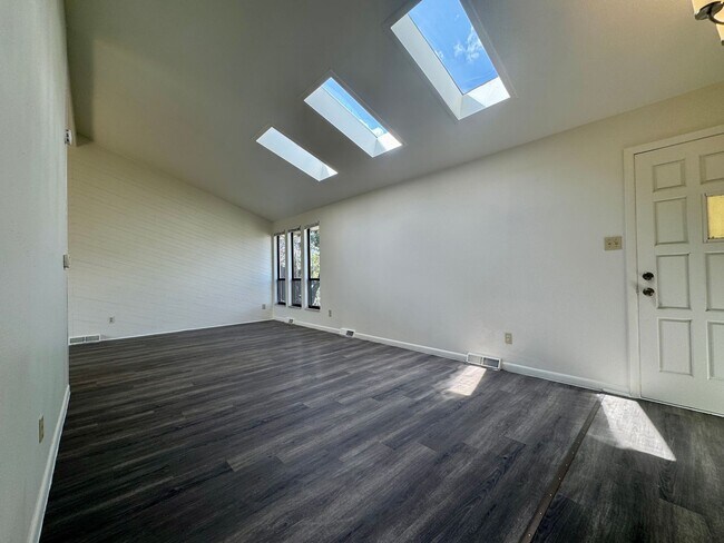 Foto del edificio - Beautiful 5 bedroom 2.5 bathroom home available NOW!!!