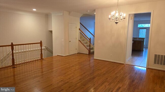 Foto del edificio - 7007 Courtyard Way