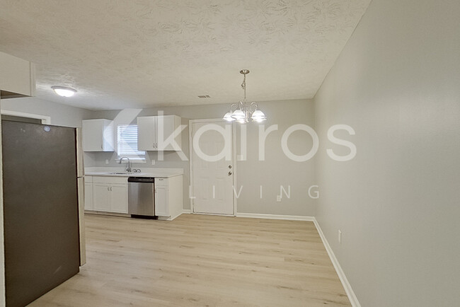 Building Photo - 320 Deer Park Dr