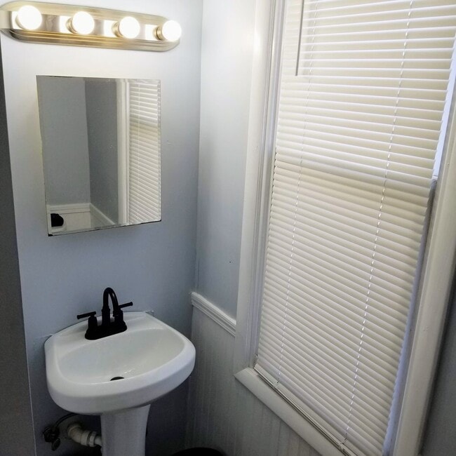 Building Photo - Cozy Lancaster Apartment in Prime Location