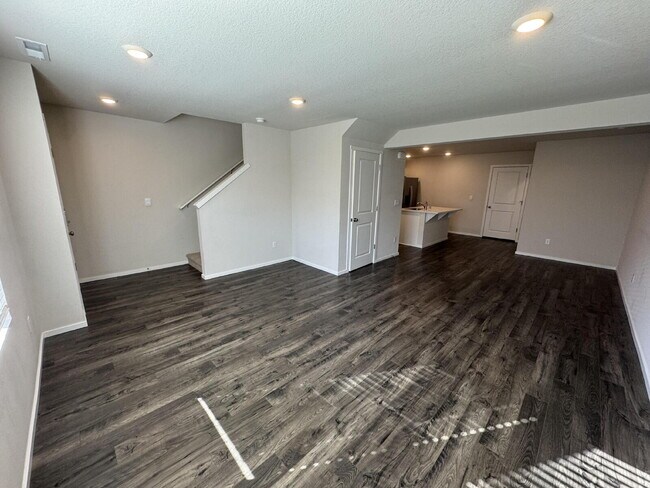 Foto del edificio - Newer Townhouse in Saddle Club Estates with 2-Car Garage – Nearby Winco, Fred Meyers & Schools