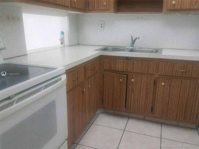 Foto del edificio - 120 Royal Palm Rd