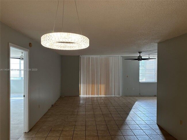 Building Photo - 1100 St Charles Pl