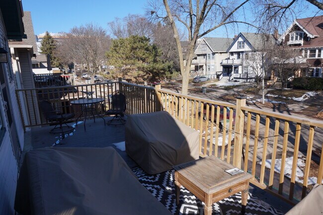 Foto del edificio - 3009 N Frederick Ave