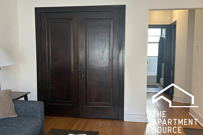 Building Photo - 1913 W Larchmont Ave