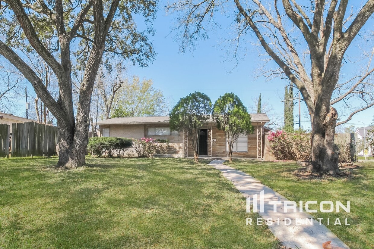 Primary Photo - 2819 Soway St
