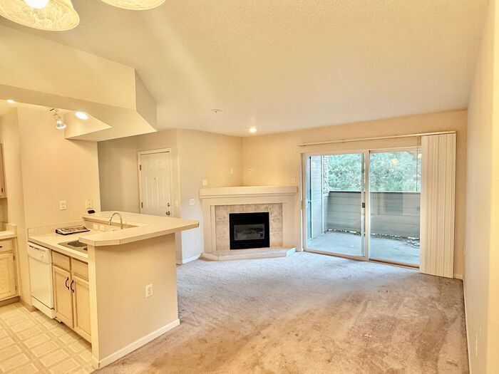 Foto principal - Cozy Two Bed/Two Bath Condo in Convenient ...