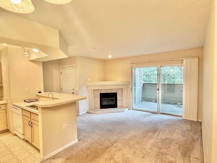 Primary Photo - Cozy Two Bed/Two Bath Condo in Convenient ...