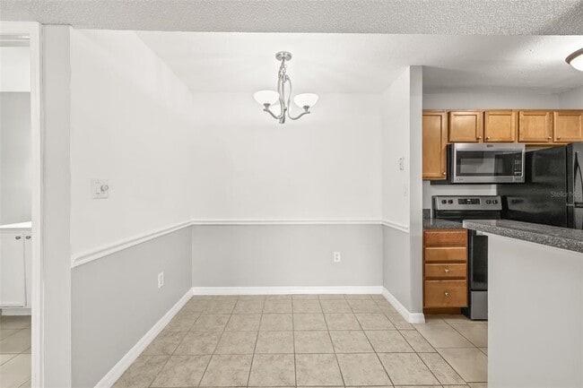 Building Photo - 806 Lake Haven Square