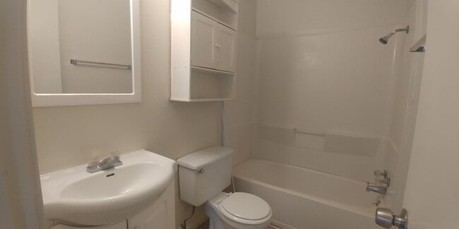 Building Photo - 2/1 Fourplex Unit for Lease in Northgate, Easy Bike Ride to Campus!