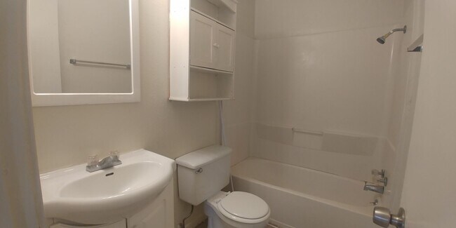 Foto del edificio - 2/1 Fourplex Unit for Lease in Northgate, Easy Bike Ride to Campus!