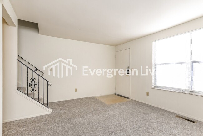 Foto del edificio - 8040 Mt Everest St