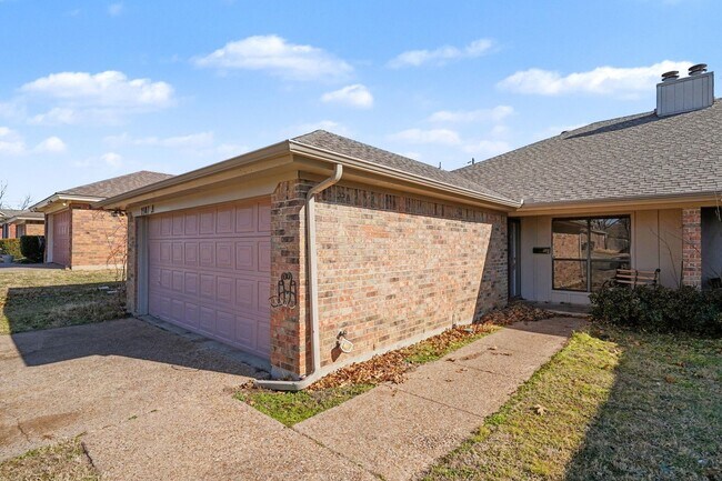 Foto del edificio - Discover this inviting 3 bedroom, 2 bathroom rental nestled in Cleburne, Texas, offering a spacio...